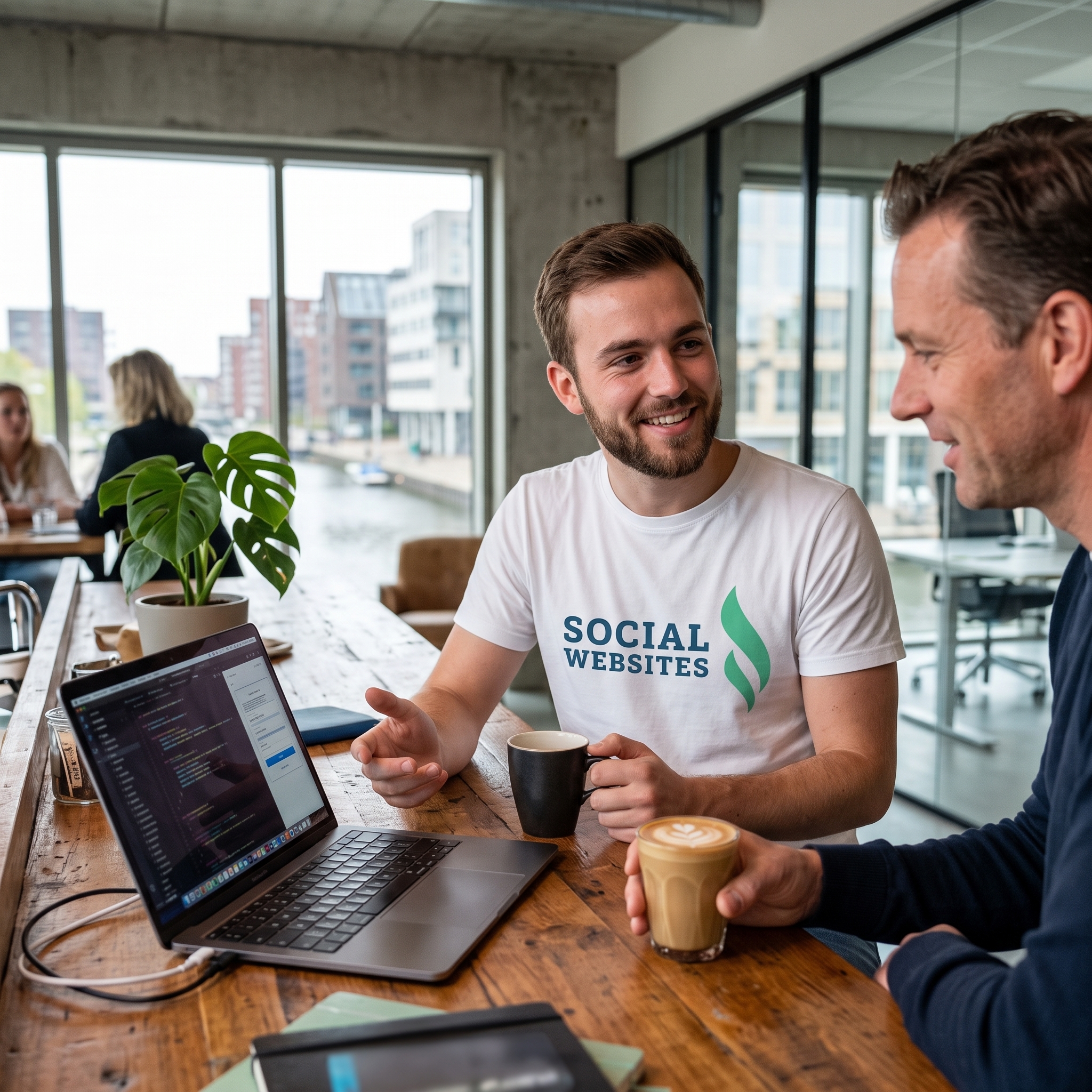 Een webdesigner van Social Websites drinkt koffie met een klant